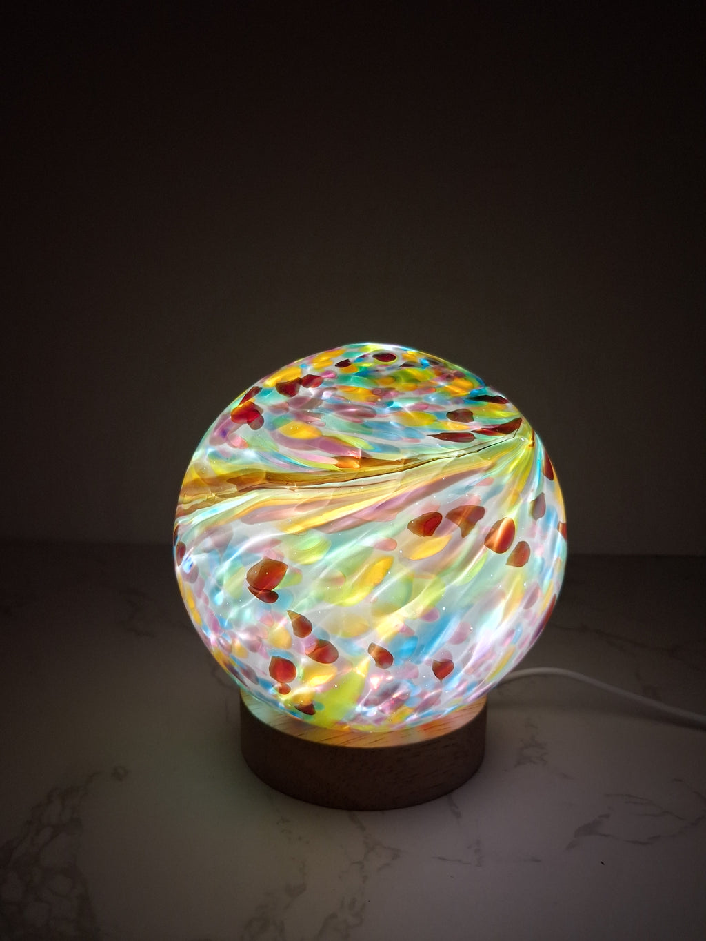 Rękodzieło lampka szklana nocna LED Tęczowa Kula 12 cm