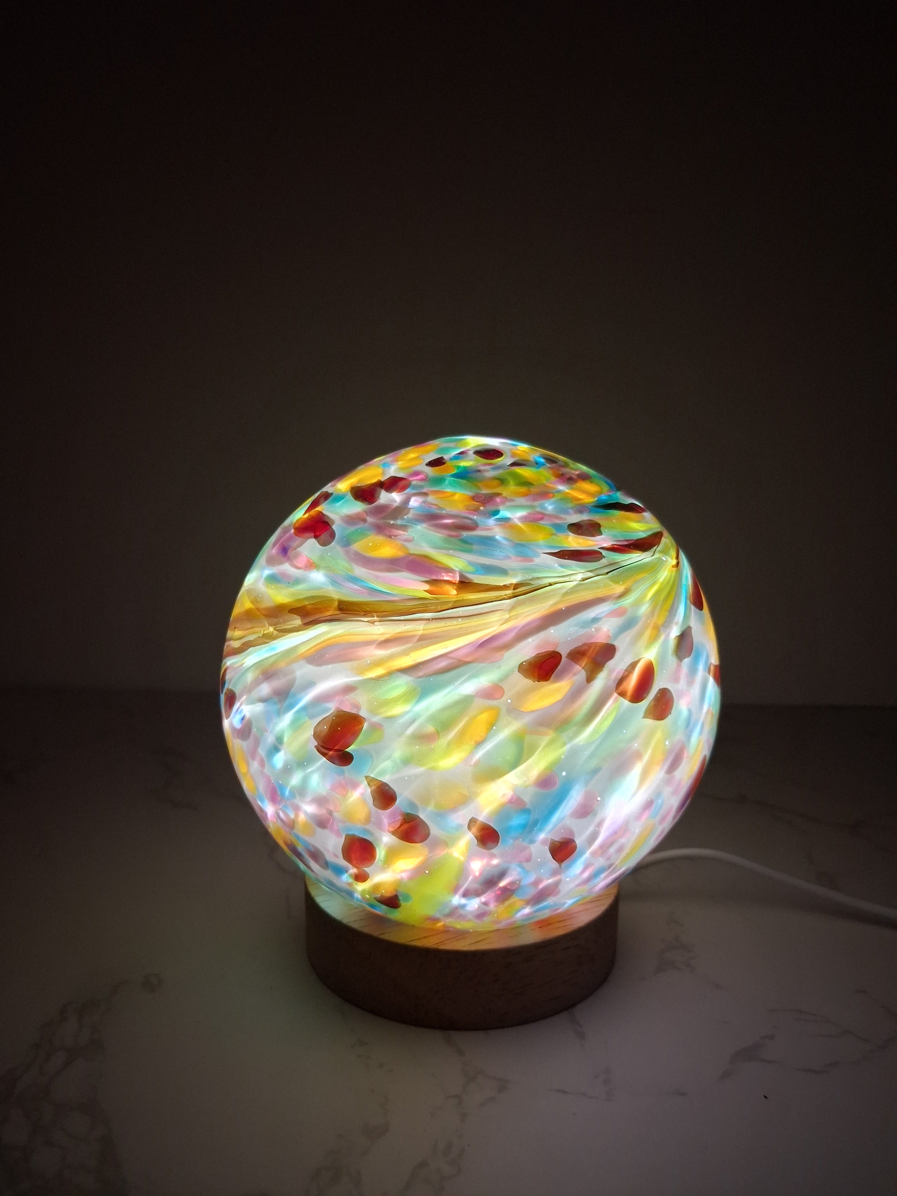 Rękodzieło lampka szklana nocna LED Tęczowa Kula 12 cm