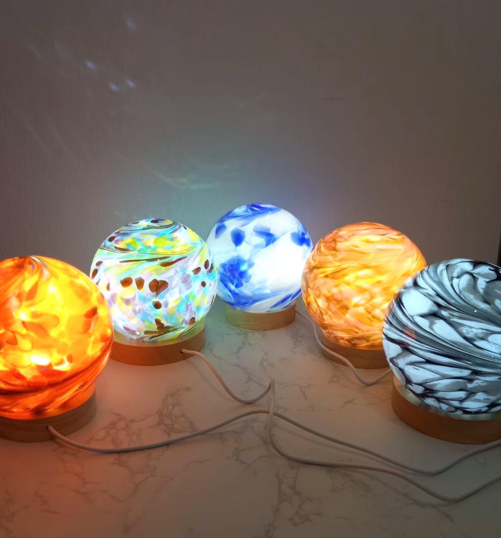 Rękodzieło lampka szklana nocna LED Kula Rose Planet 12 cm